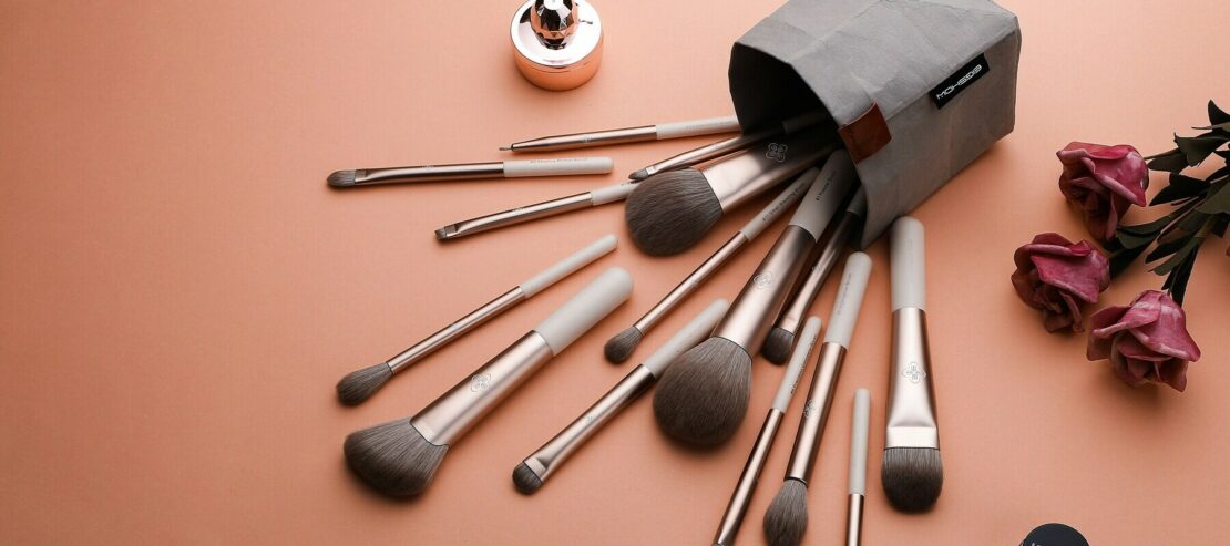 image de pinceau de maquillage avec fleurs