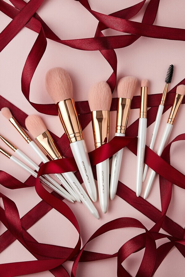 pinceaux roses avec ruban