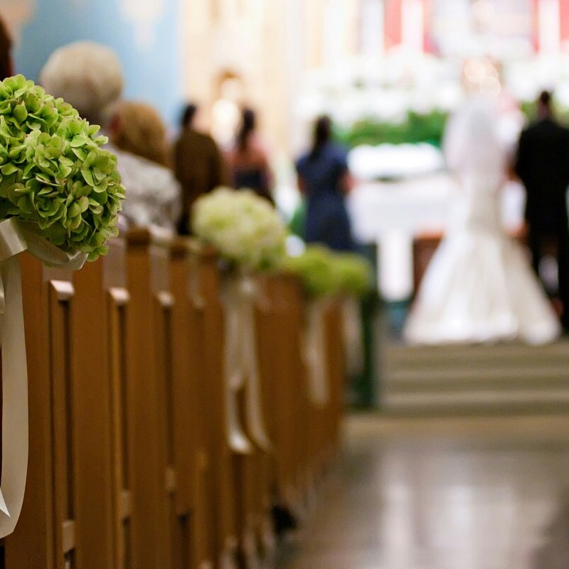 fleurs attachées aux bancs de l'Eglise