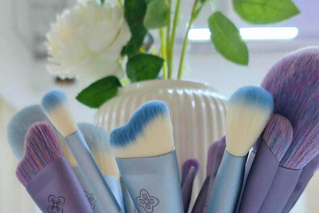 pinceau bleu et fleur